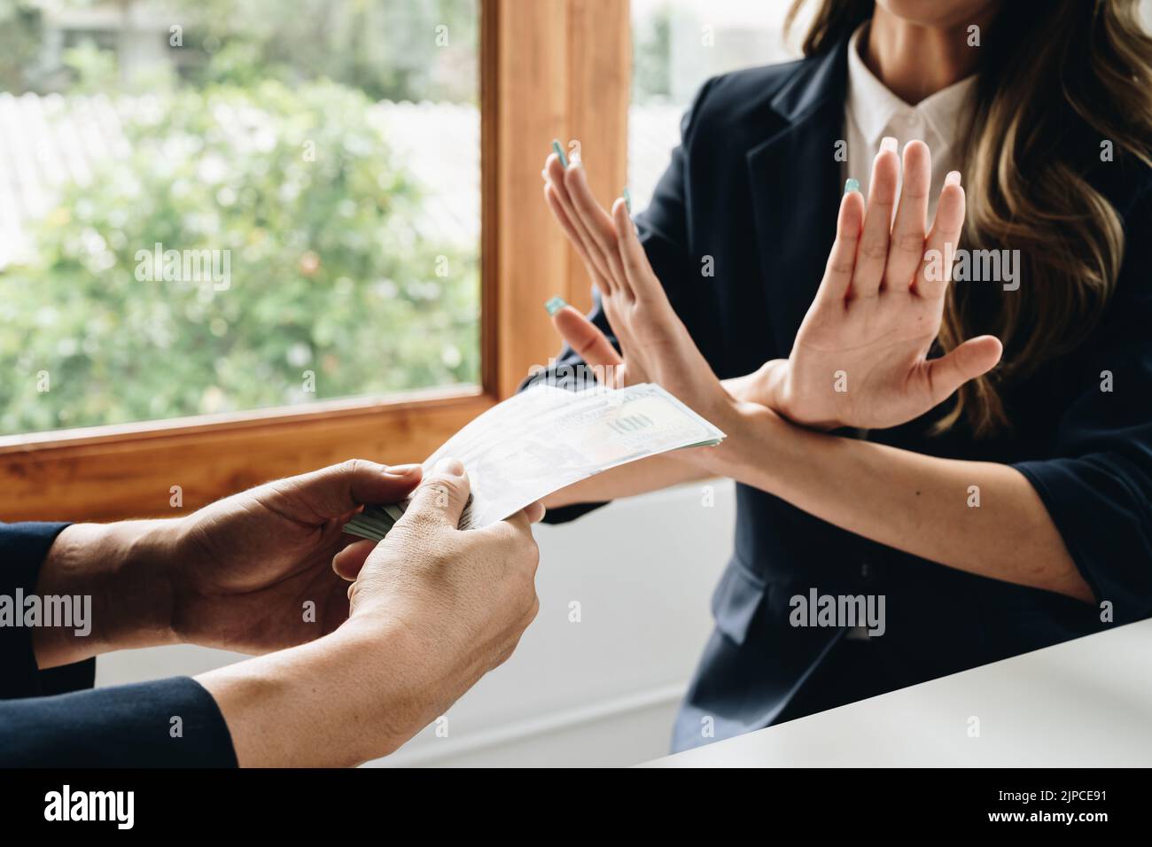 L'agent a refusé d'accepter l'enveloppe de pot-de-vin Banque D'Images