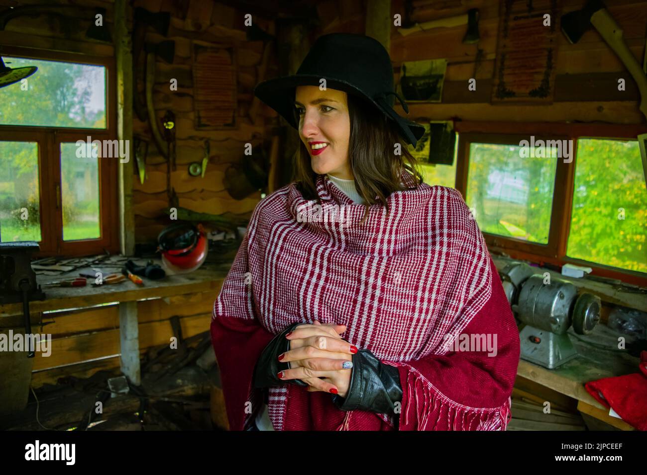 Femme au forgeron. Intérieur d'une ancienne forge. Banque D'Images