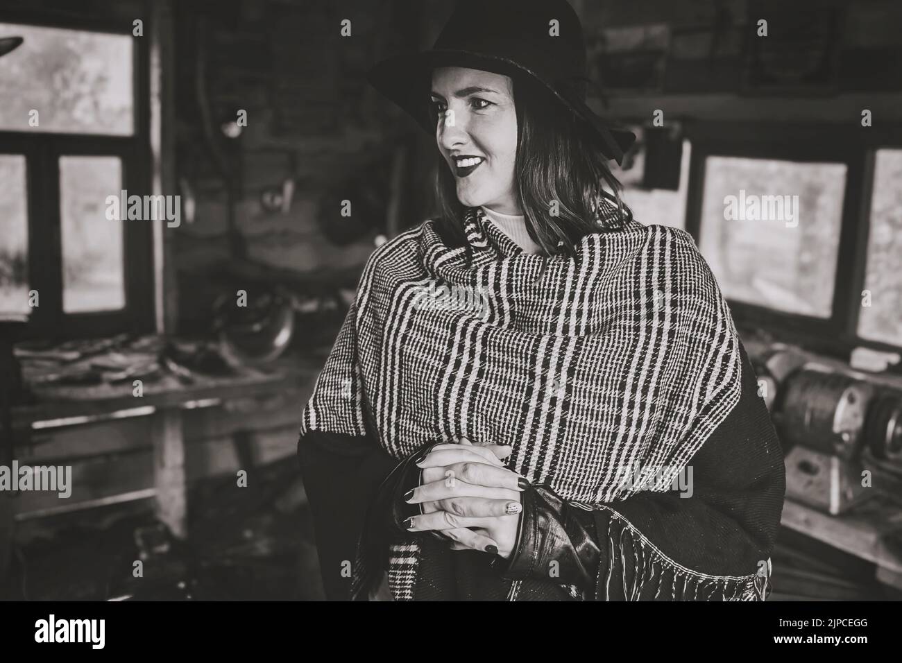 Femme au forgeron. Intérieur d'une ancienne forge. Image en noir et blanc Banque D'Images