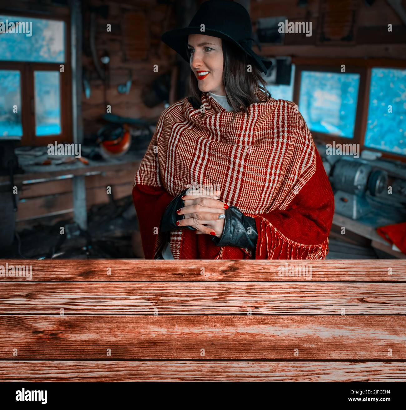 Femme au forgeron. Intérieur d'une ancienne forge. Bureau de l'espace libre et de l'atelier Banque D'Images