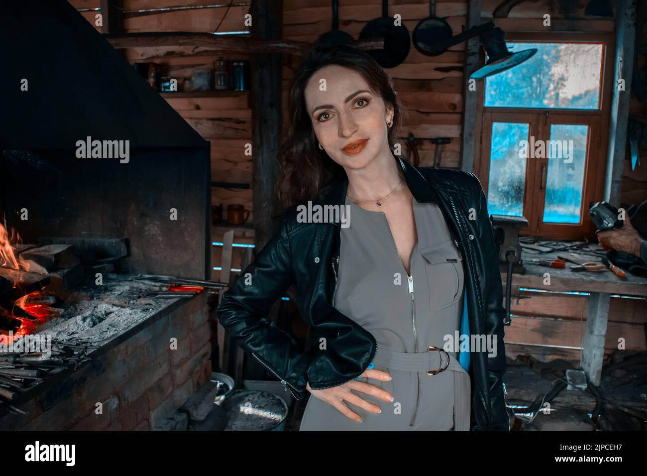 Femme au forgeron. Intérieur d'une ancienne forge. Banque D'Images