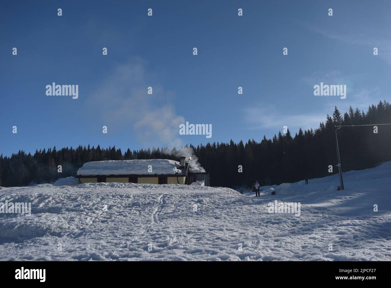 Cheminée fumeur d'une cabane de montagne Banque D'Images