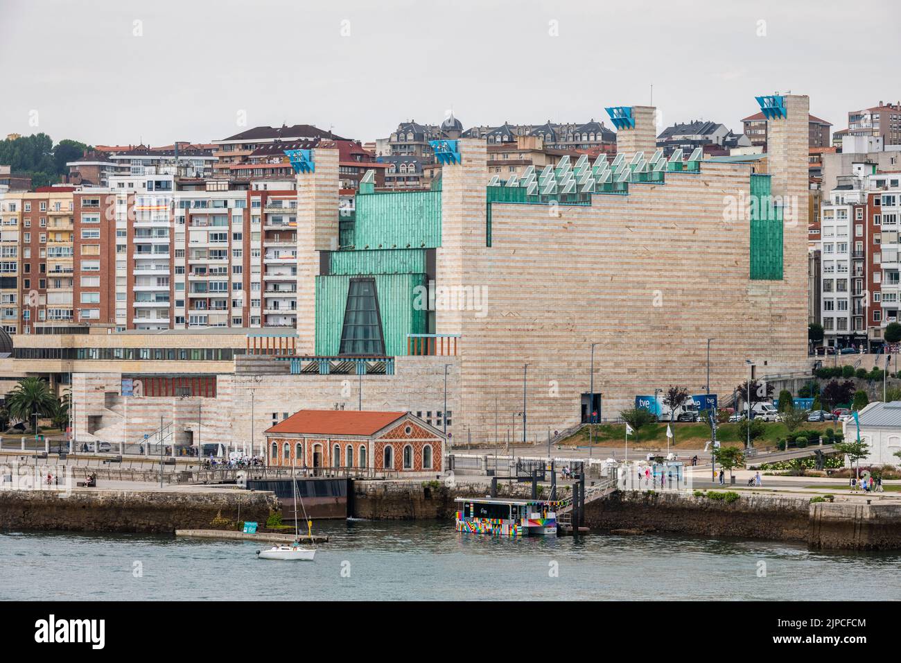 Le Palacio de Festivales de Cantabria, ou PFC, à Santander, en Espagne, un centre de théâtre et d'arts s'est achevé en 1991. Il accueille le Festival Internacional de Santander, l'un des plus anciens festivals de musique d'Espagne. Il a été conçu par l'architecte Francisco Javier Sáenz de Oiza Banque D'Images