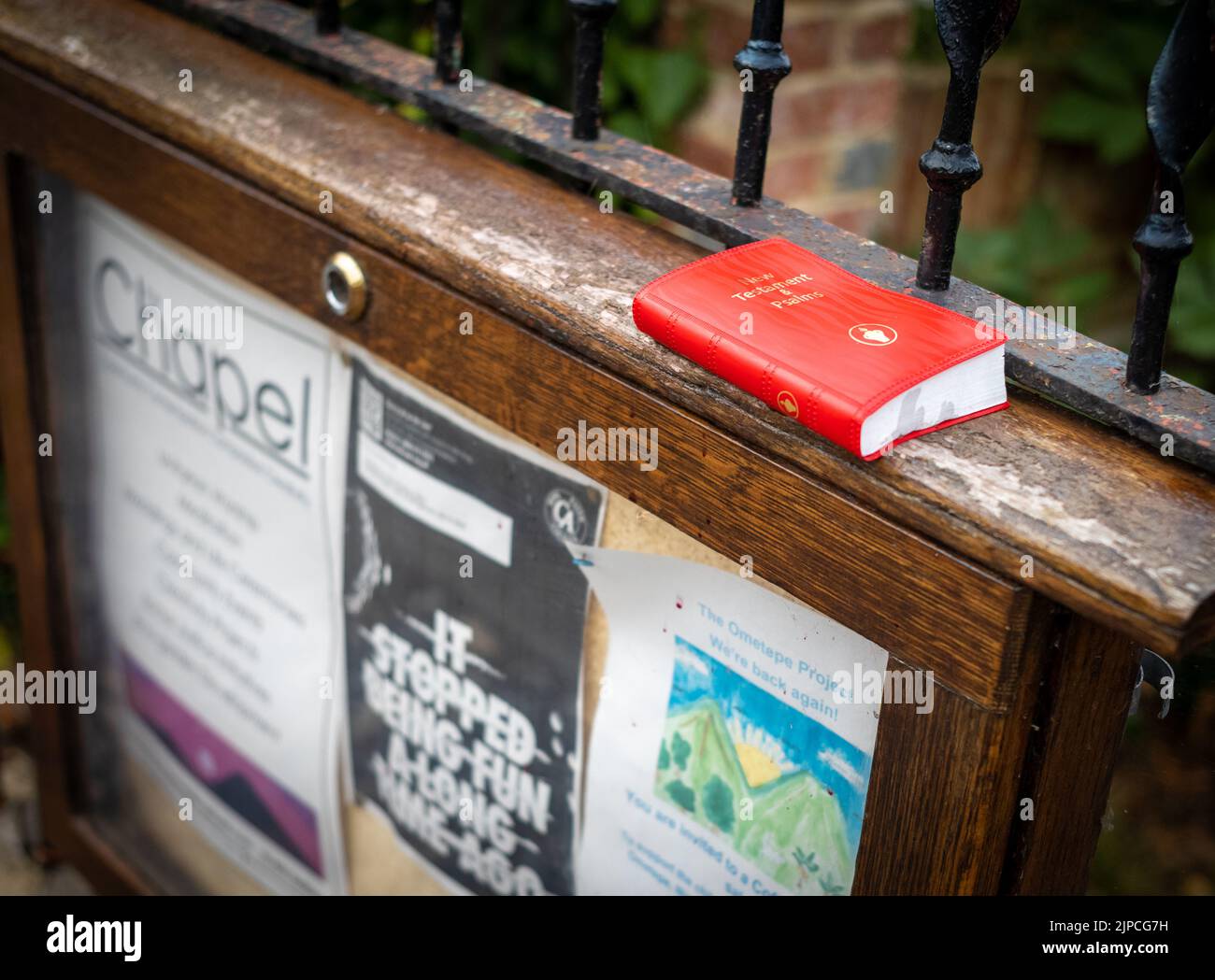 Billingshurst, West Sussex, Royaume-Uni, 17 août 2022. Un nouveau testament bible abandonné est laissé au-dessus de l'armoire de la chapelle unitaire du conseil d'administration à Billingshurst High Street. La société britannique est l'une des plus sécularisées du monde, avec environ 40% de la population qui dit maintenant qu'elle ne croit pas à l'existence de Dieu. Les congreations de l'Église sont régulièrement en déclin et vieillissent, disent les rapports. Banque D'Images