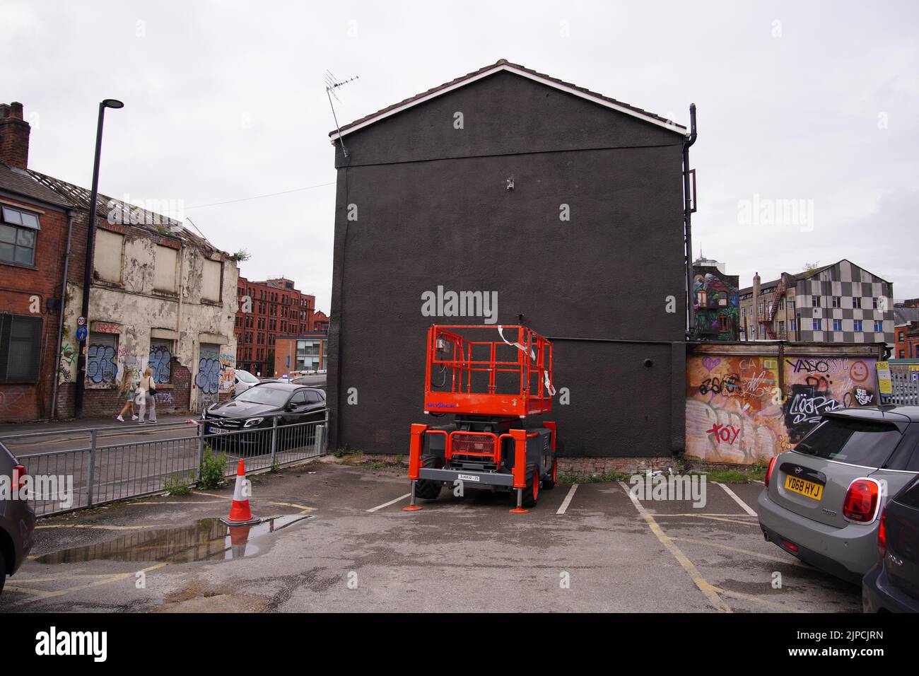 Le mur maintenant vierge sur le côté d'un bâtiment à Port Street, Manchester, où une fresque du chanteur de Joy Division Ian Curtis a été créée par l'artiste de graffiti Akse en 2020. Le rappeur Aitch a déclaré qu'il essayait de régler la situation « pronto » après qu'une œuvre promotionnelle pour son prochain album ait été peinte sur la fresque très appréciée de Curtis, qui a été créée à l'origine pour l'événement de musique de santé mentale de Manchster, le headstock. Date de la photo: Mercredi 17 août 2022. Banque D'Images