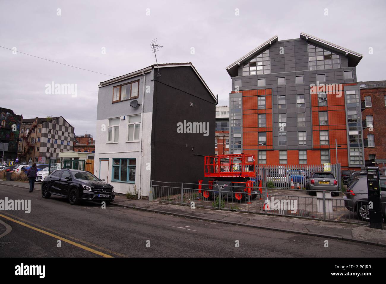 Le mur maintenant vierge sur le côté d'un bâtiment à Port Street, Manchester, où une fresque du chanteur de Joy Division Ian Curtis a été créée par l'artiste de graffiti Akse en 2020. Le rappeur Aitch a déclaré qu'il essayait de régler la situation « pronto » après qu'une œuvre promotionnelle pour son prochain album ait été peinte sur la fresque très appréciée de Curtis, qui a été créée à l'origine pour l'événement de musique de santé mentale de Manchster, le headstock. Date de la photo: Mercredi 17 août 2022. Banque D'Images