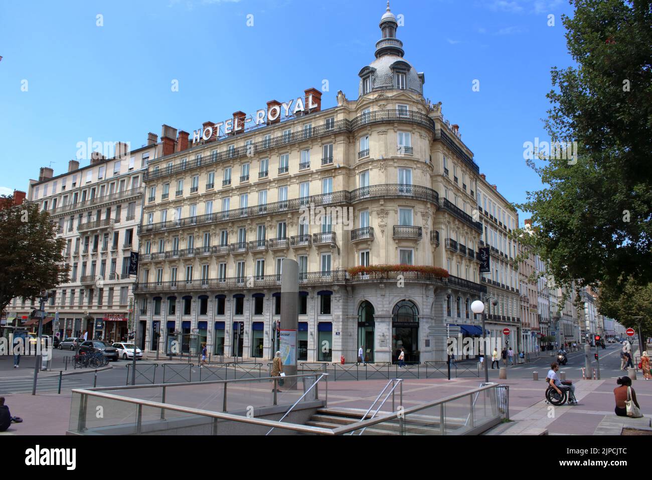 Vue sur le superbe Hôtel Royal surplombant la place Bellecour à Lyon, conçu par l'architecte Prosper Perrin et ouvert en 1912. Banque D'Images