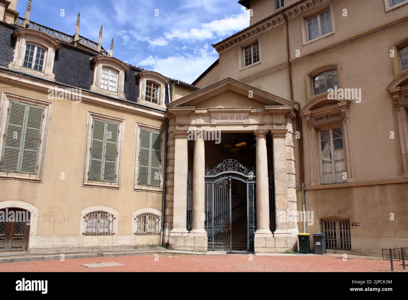 Un des portiques monumentaux du célèbre Palais St Jean situé dans la ville de Lyon France. Banque D'Images