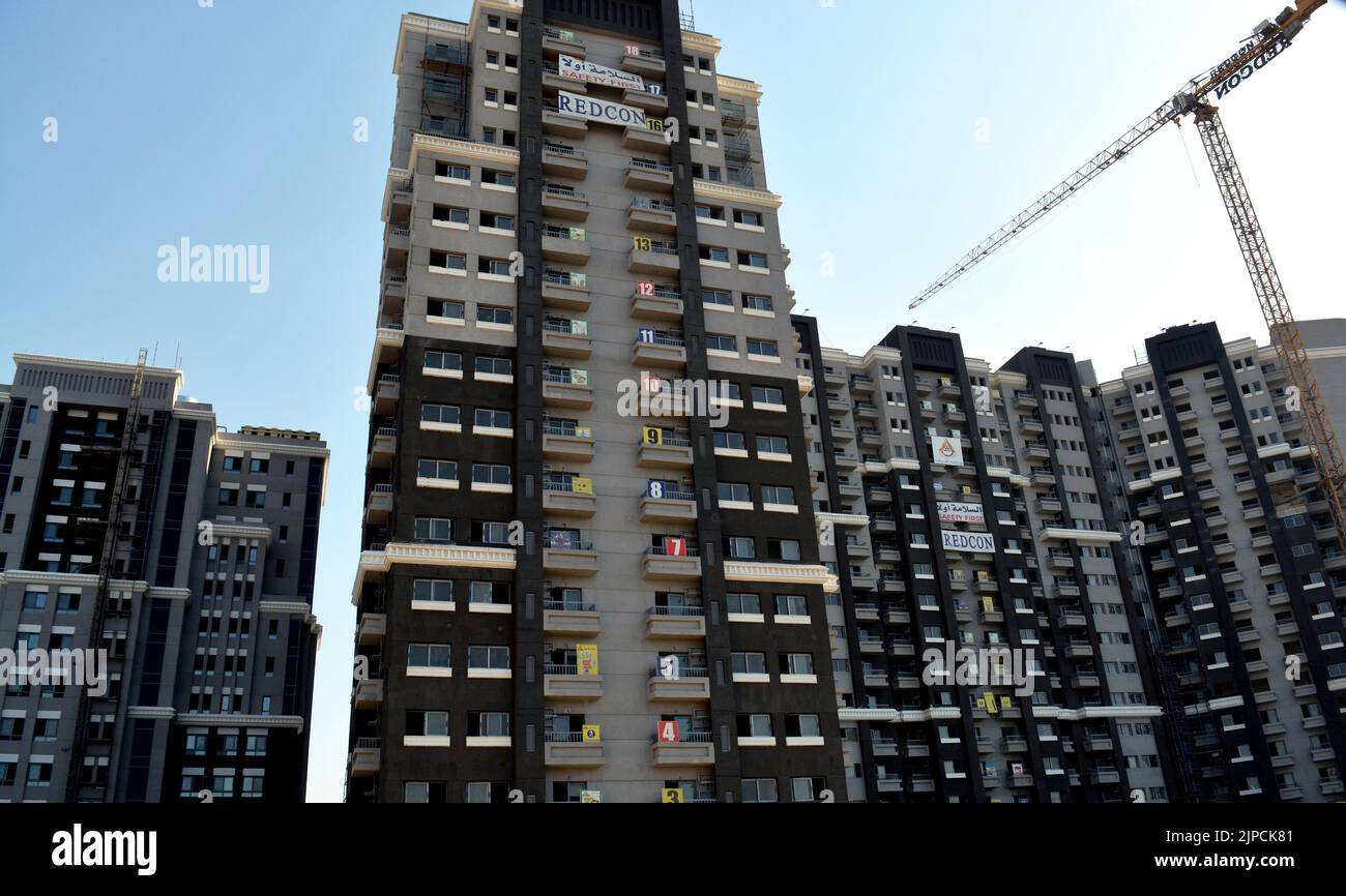 Le Caire, Egypte, 26 juin 2022: Appartements résidentiels récemment construits en Egypte dans le nouveau projet immobilier et le développement du triangle de Maspero sur le Nil Banque D'Images