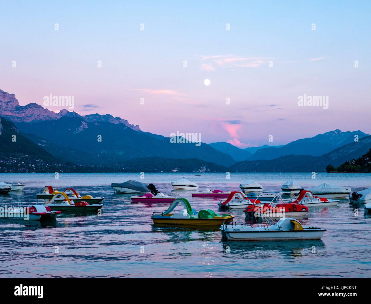 Lake annecy winter Banque de photographies et d’images à haute ...