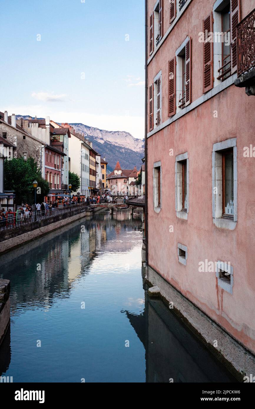 Scène de rue dans le centre d'Annecy (Alpes françaises) Banque D'Images