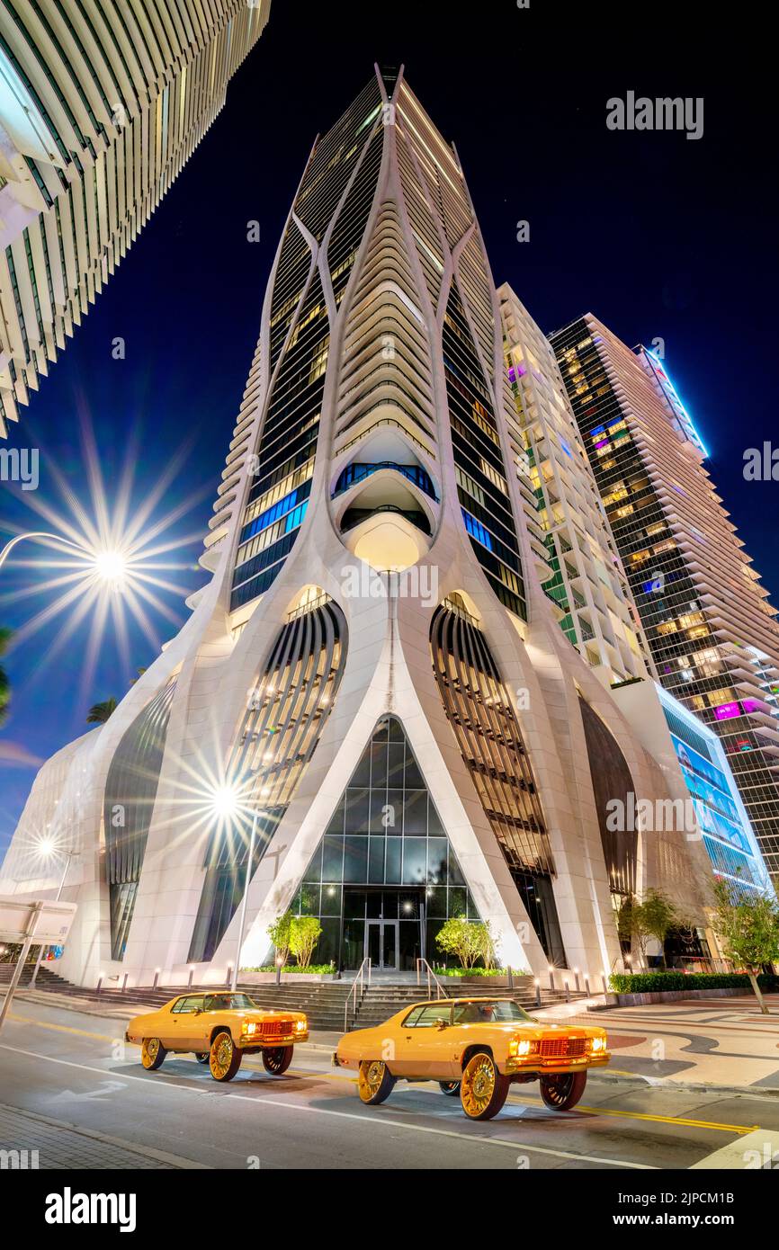 Un mille bâtiment de hauteur du musée par l'architecte Zaha Hadid, avec deux grandes voitures à roues ÒDonkÓ Skyline, Downtown Biscayne Boulevard, Miami C Banque D'Images