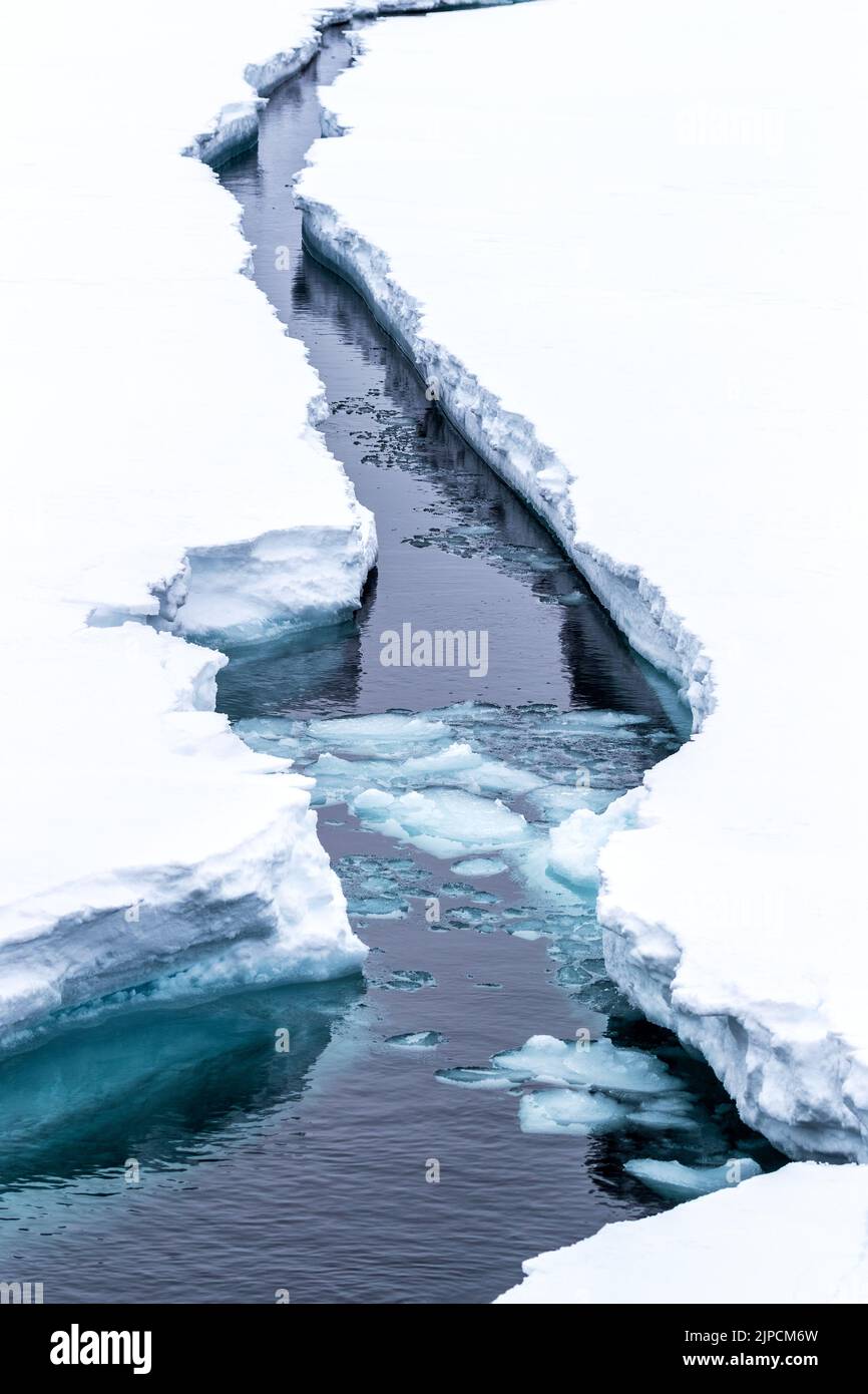 Une fissure dans la glace. Le plateau de glace s'ouvre lorsqu'un navire brise-glace passe à travers. Svalbard, un archipel norvégien entre la Norvège continentale et le NOR Banque D'Images