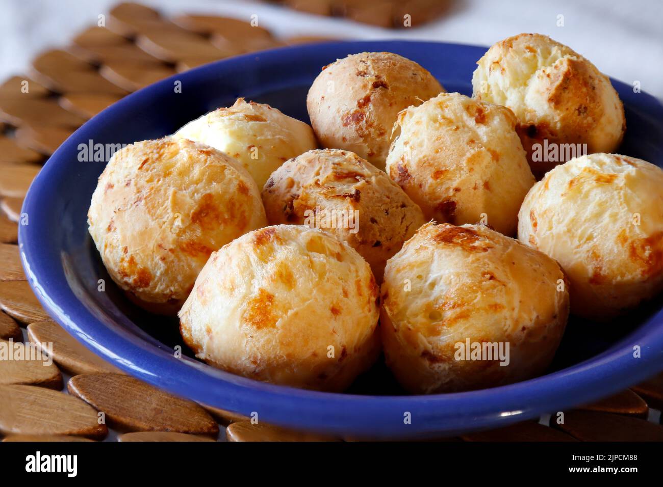 Beaucoup de délicieux pains au fromage sur l'assiette et la table basse - cuisine typique de Minas Gerais - Cafe Mineiro Banque D'Images