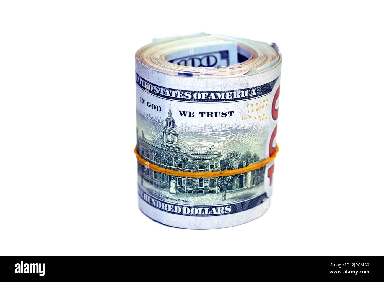 Lot de rouleaux de dollars isolés sur fond blanc, pile de cent dollars US cash billets roulés avec des bandes de caoutchouc featur Banque D'Images