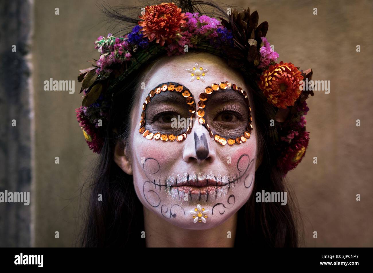 Un beau portrait d'une femme portant un maquillage de crâne coloré le jour de la mort Banque D'Images