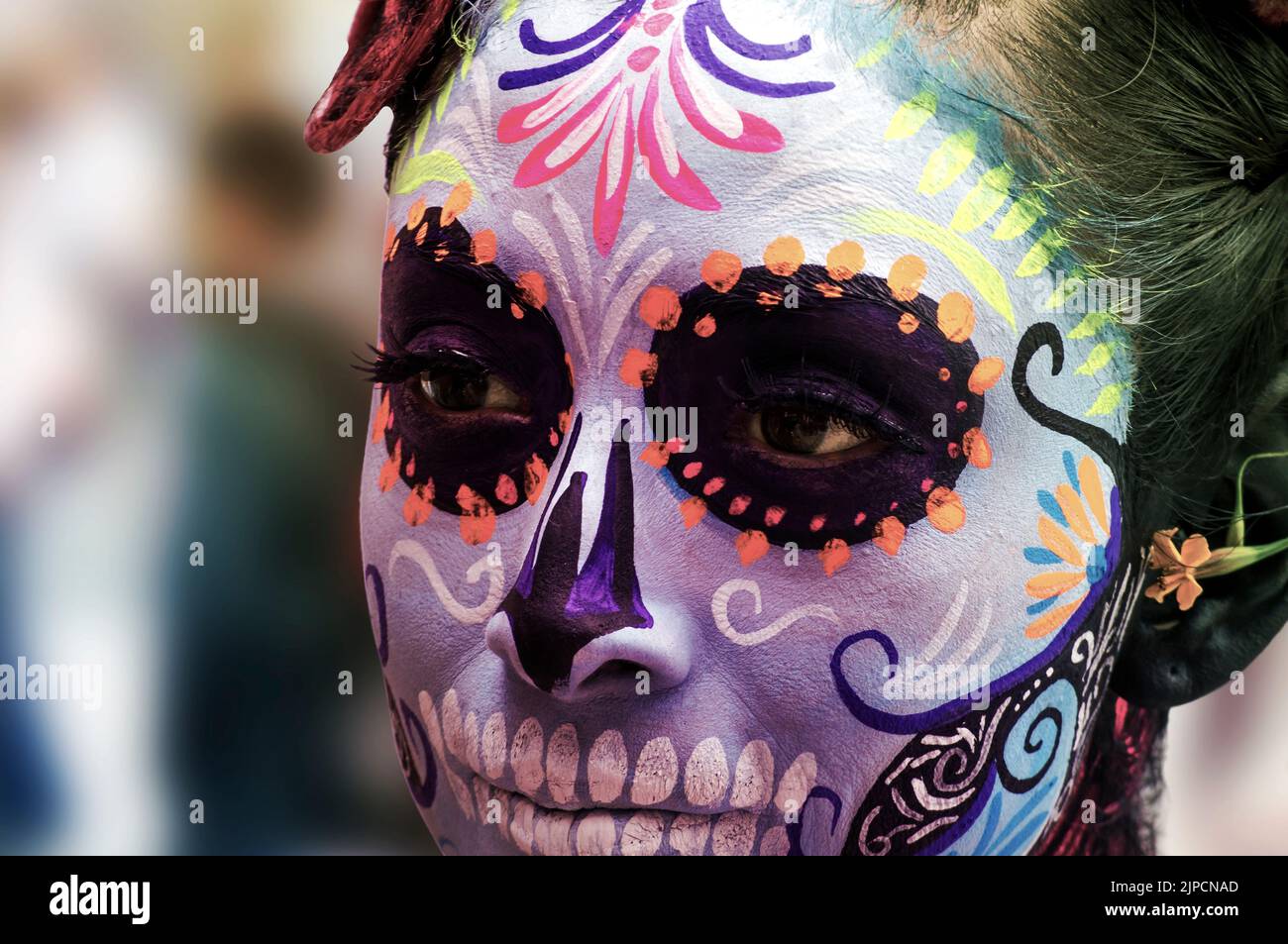 Portrait d'une femme en gros plan avec un maquillage de crâne coloré célébrant le jour de la mort Banque D'Images