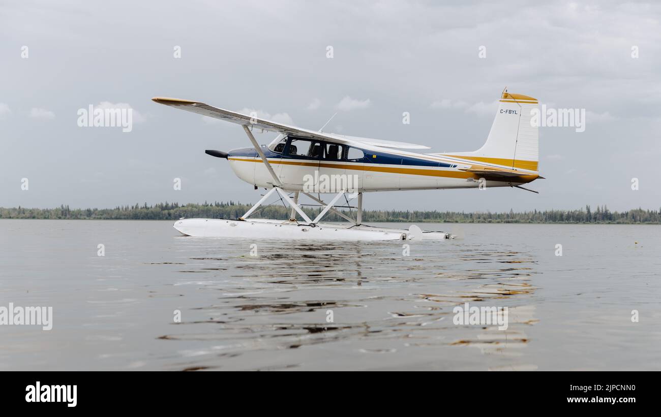 Un hydravion d'époque de cessna flotte sur un lac par temps couvert, sur le lac Candle, dans le nord de la Saskatchewan, au Canada. Forme de transport aérien Banque D'Images