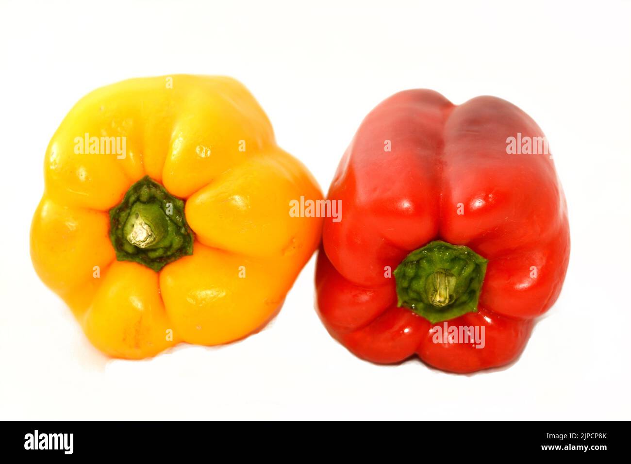 Poivrons rouges et jaunes colorés et paprika frais et biologiques isolés sur fond blanc, foyer sélectif d'aliments biologiques sains pour une bonne santé a Banque D'Images