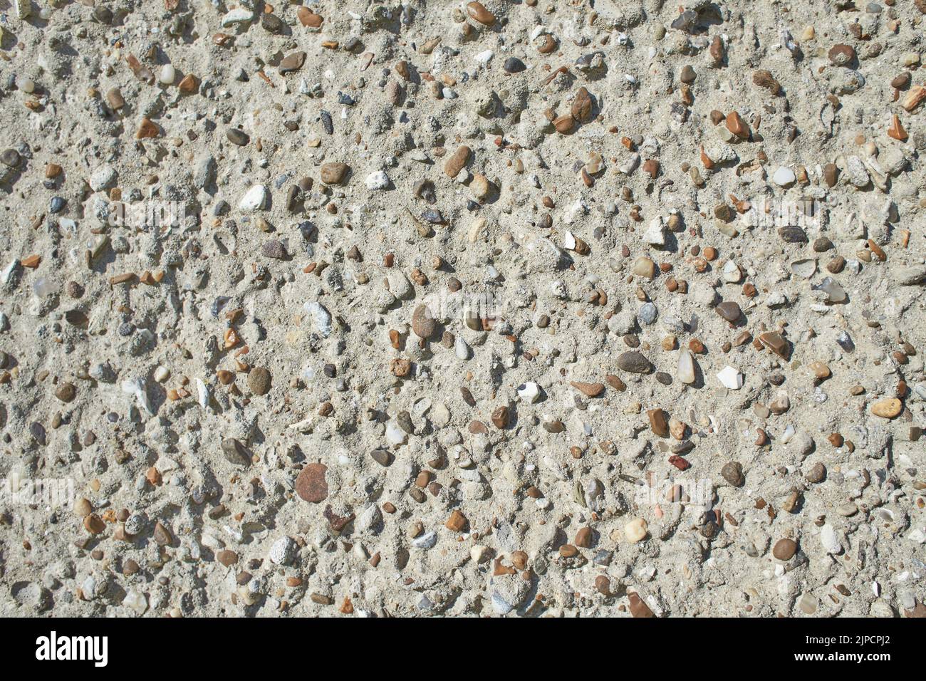 Cailloux naturels dans un sol en béton, texture de sol en pierre ronde antidérapante, image de concept pour un design durable ou écologique pour la décoration intérieure Banque D'Images