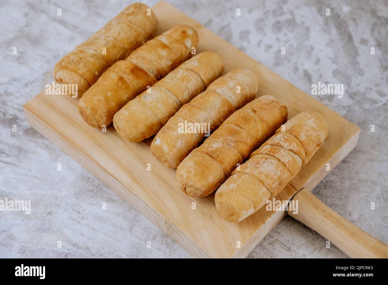 Tequeños frits, doigts farcis au fromage artisanal salé, cuisine typiquement vénézuélienne et latino-américaine Banque D'Images