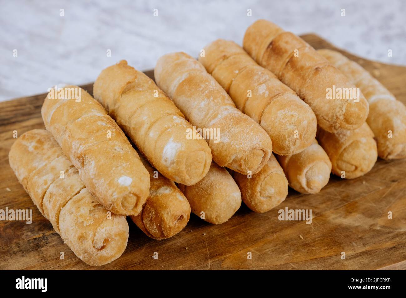 Tequeños frits, doigts farcis au fromage artisanal salé, cuisine typiquement vénézuélienne et latino-américaine Banque D'Images