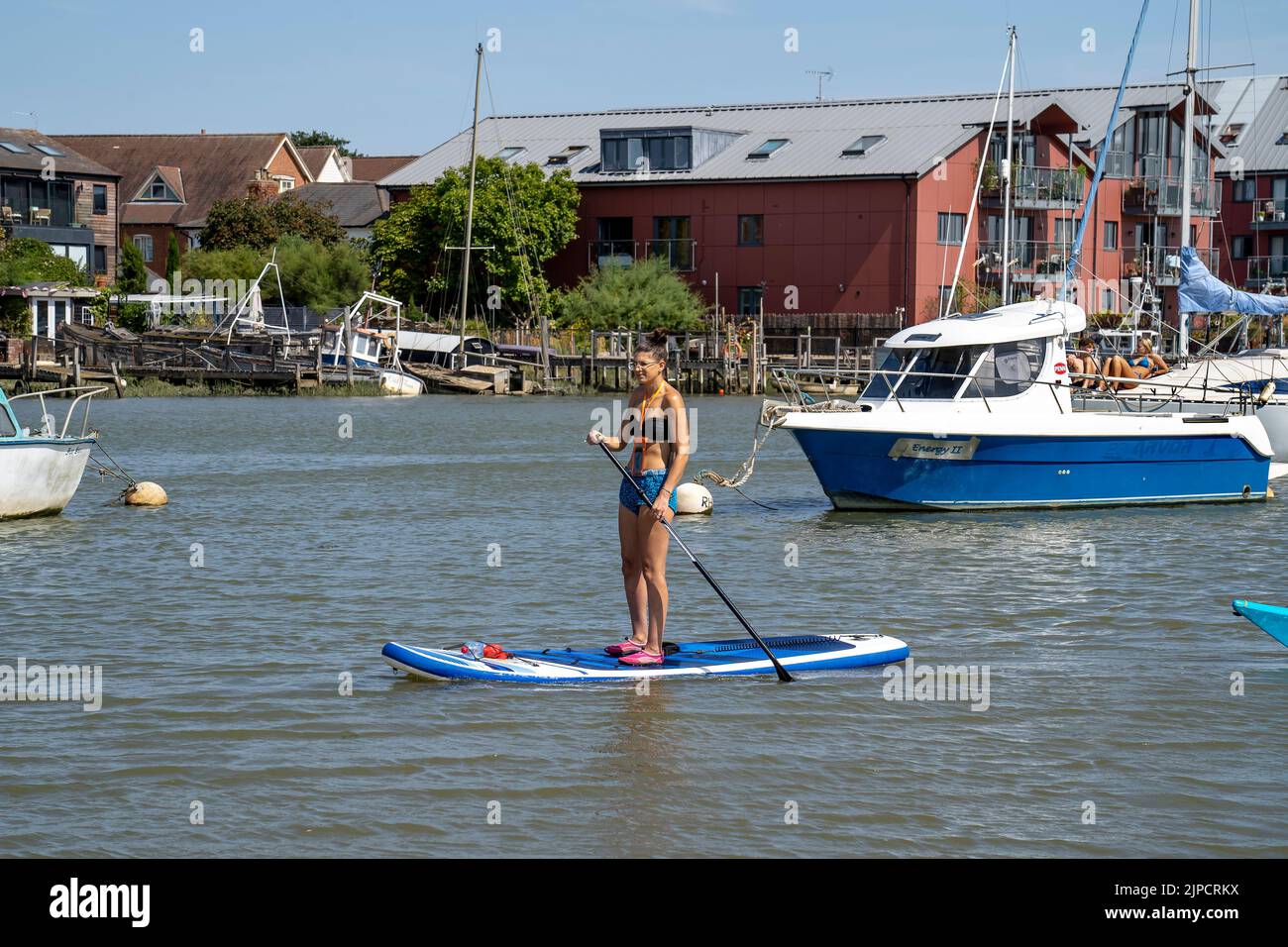 WIVENHOE DANS L'ESSEX, PHOTOGRAPHIÉ DE LA RIVE OPPOSÉE (ROWHEDGE). Banque D'Images