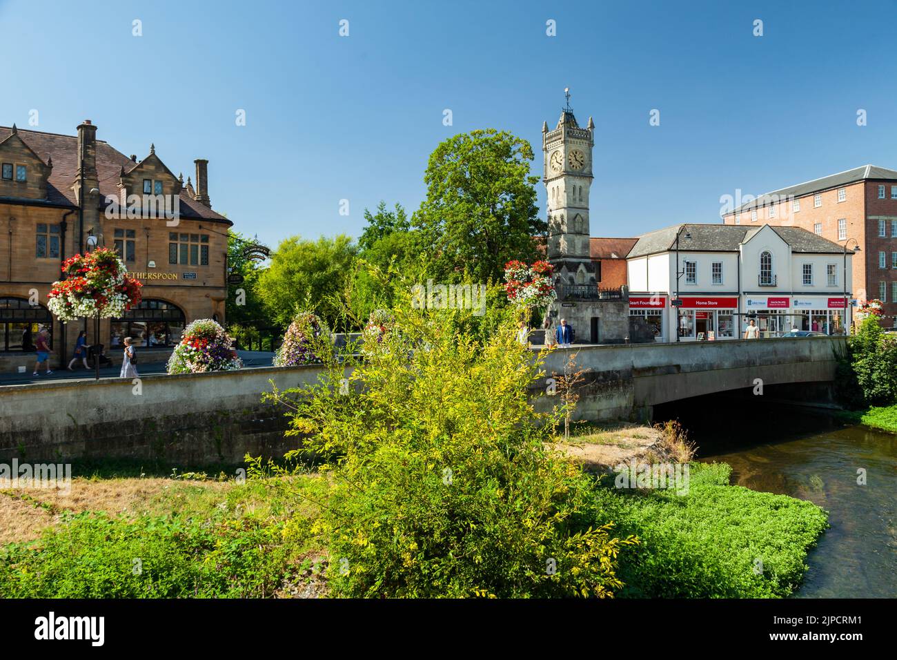 Été midi dans le centre-ville de Salisbury, Wiltshire, Angleterre. Banque D'Images