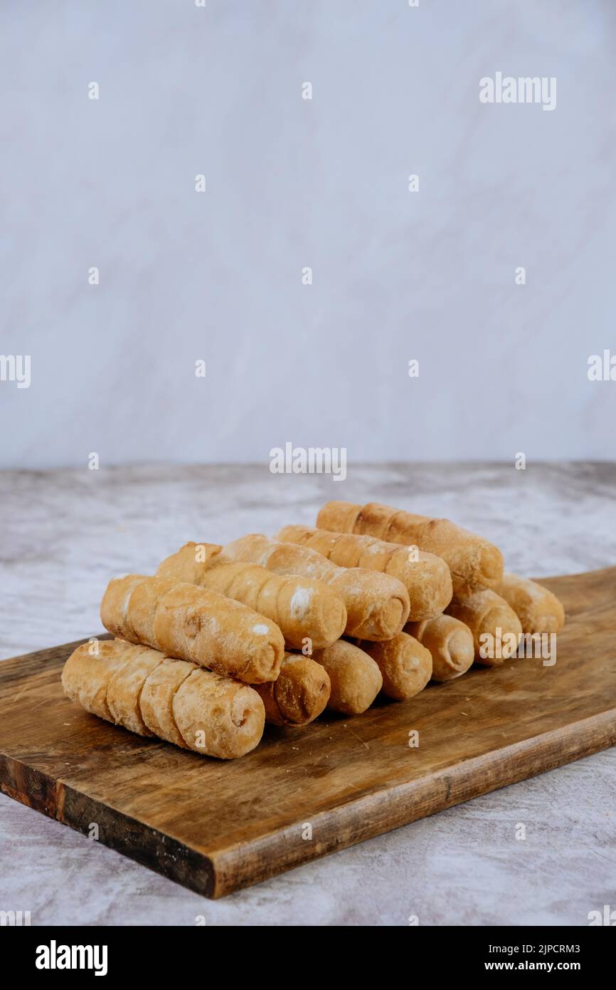 Tequeños frits, doigts farcis au fromage artisanal salé, cuisine typiquement vénézuélienne et latino-américaine Banque D'Images