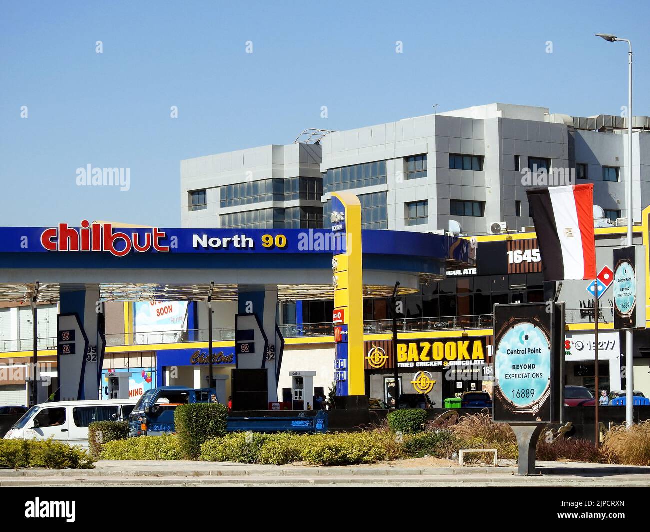 Le Caire, l'Egypte, 19 juillet 2022: Centre sélectif de la station de gaz et de pétrole de Chillout avec un ciel bleu, une station de gaz dans le nord 90 axe nouveau le Caire avec circ Banque D'Images