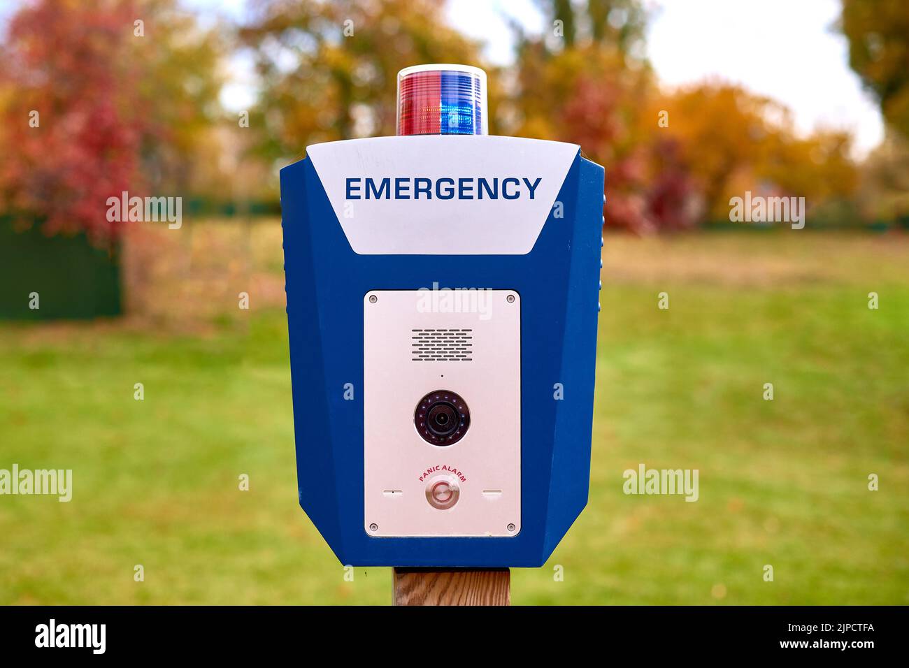 Alarme de panique pour appel à la police, bouton d'urgence dans le parc public. Boîtier bleu avec caméra vidéo et voyant d'alerte rouge bleu sur le dessus Banque D'Images