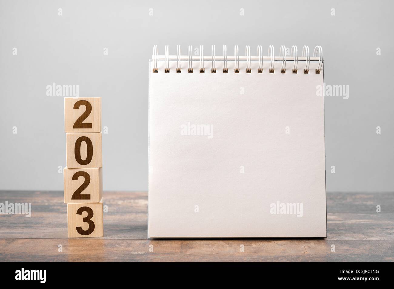 2023 il est temps de démarrer. Plan mots et 2023 cubes de fond de table en bois. Nouvelle année. Calendrier bureau 2023 pour l'organisateur de planifier et de rappeler sur le bois Banque D'Images