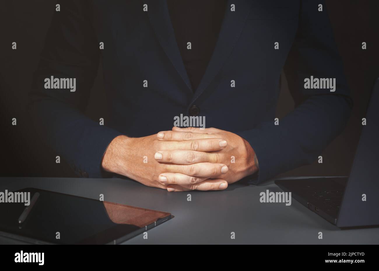 Observer les activités illégales. Économie clandestine, transaction illégale, pot-de-vin. Silhouette d'hommes d'affaires assis dans la salle de réunion . évasion fiscale Banque D'Images