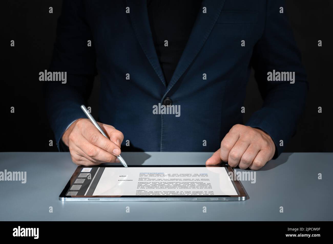 les hommes d'affaires utilisent la signature électronique de stylo sur tablette numérique, concept de bureau sans papier de données. Homme d'affaires utilisant un stylet signer un document sur DIG Banque D'Images