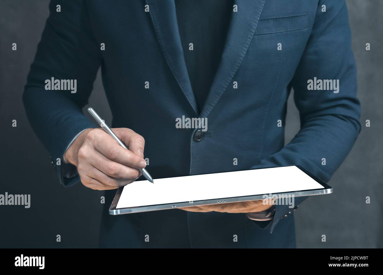Signature électronique, concept commercial et technologique. Homme d'affaires travaillant sur une tablette numérique signant un contrat avec un stylo numérique, tenant un Tablet pc avec Banque D'Images