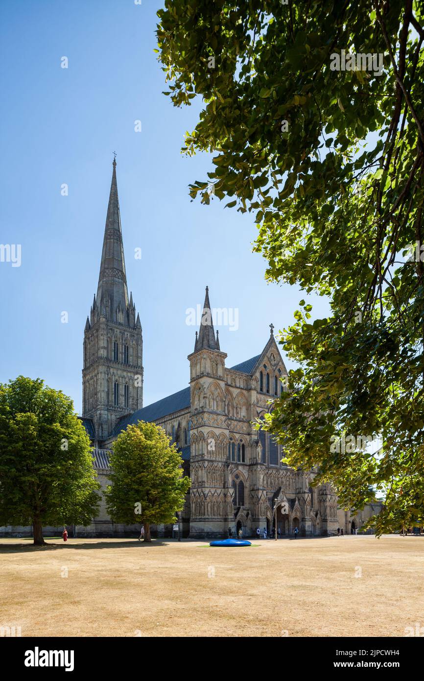 Journée d'été à la cathédrale de Salisbury dans le Wiltshire. Banque D'Images