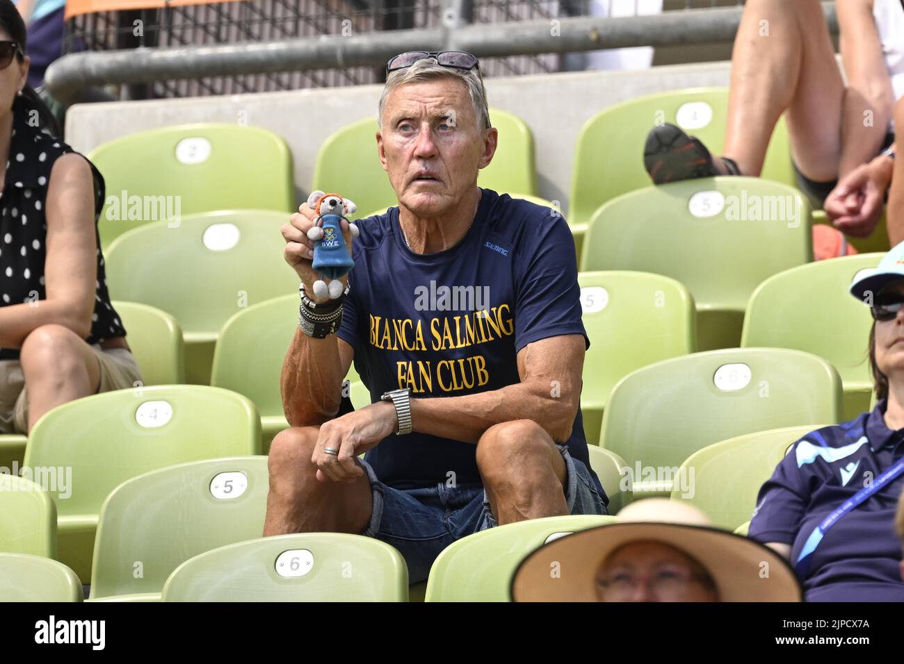 Munich, Allemagne. 17th août 2022. MUNICH 2022-08-17Swedish la légende du hockey sur glace Börje Salming sur les tribunes tandis que sa fille Bianca Salming participe au saut en hauteur de l'heptathlon féminin lors des compétitions de mercredi aux championnats européens d'athlétisme à Munich, en Allemagne. Photo: Jessica Gow/TT/code 10070 crédit: TT News Agency/Alay Live News Banque D'Images