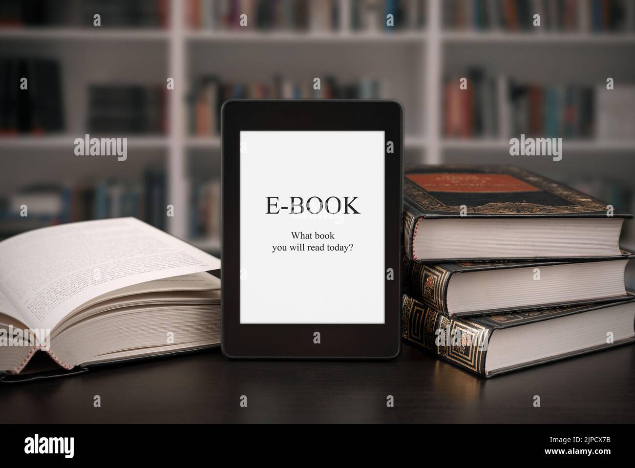 E-book dans la bibliothèque. Alternative pour les livres traditionnels Banque D'Images