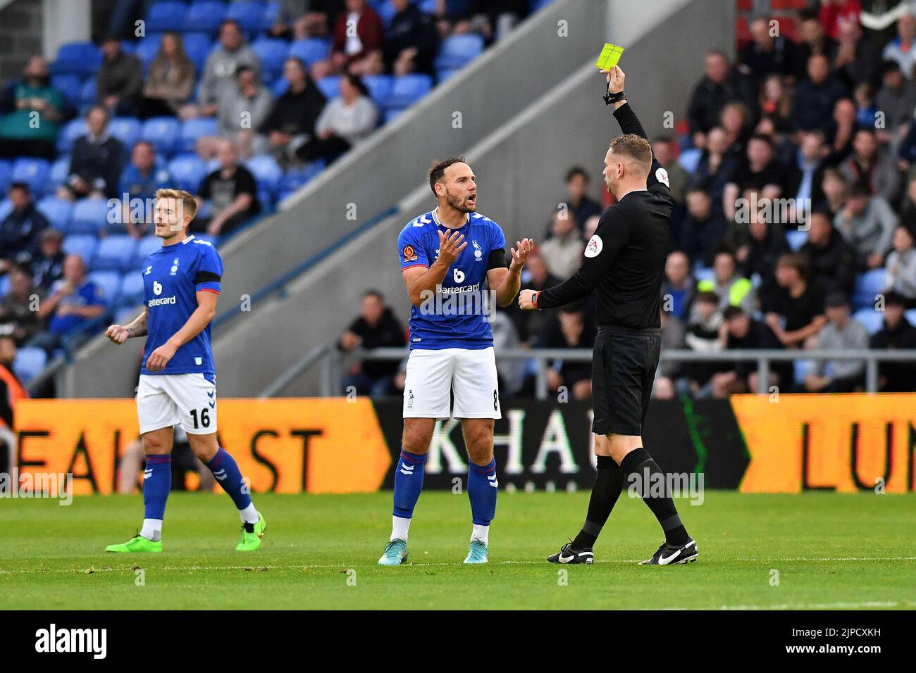 DaN Gardner d'Oldham Athletic est réservé par l'arbitre Andrew Miller lors du match de la Vanarama National League entre Oldham Athletic et Wealdstone à Boundary Park, Oldham, le mercredi 17th août 2022. (Crédit : Eddie Garvey | MI News) Banque D'Images