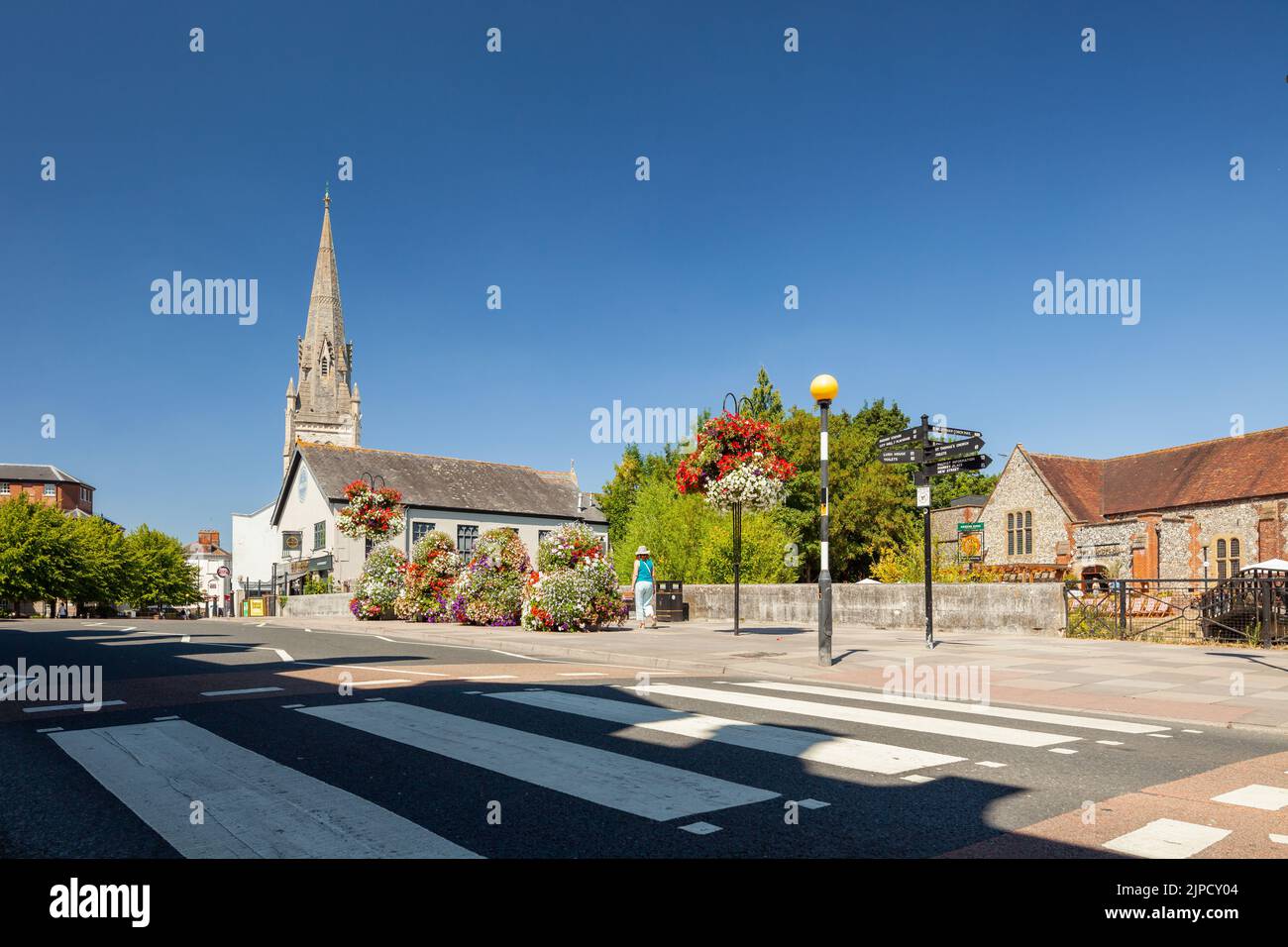 Été midi dans le centre-ville de Salisbury, Wiltshire, Angleterre. Banque D'Images