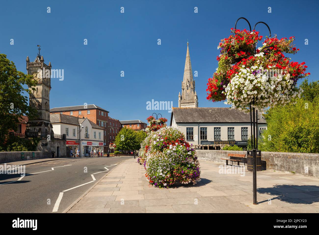 Été dans le centre-ville de Salisbury, Wiltshire, Angleterre. Banque D'Images