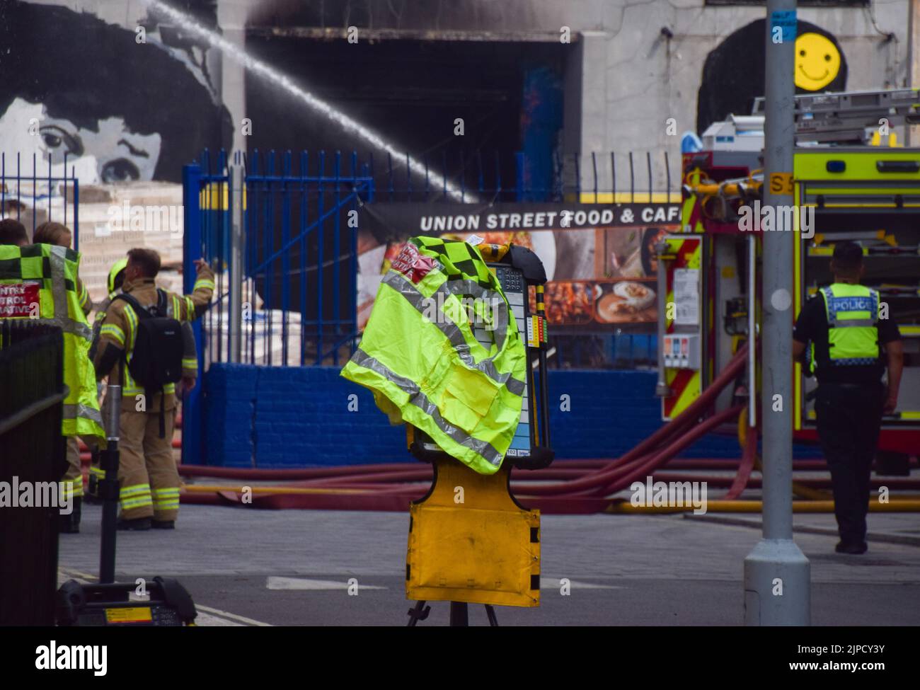 Londres, Royaume-Uni. 17th août 2022. La brigade des pompiers de Londres s'attaque à un incendie qui a éclaté dans un atelier près du pont Southwark et de la gare London Bridge. Credit: Vuk Valcic/Alamy Live News Banque D'Images