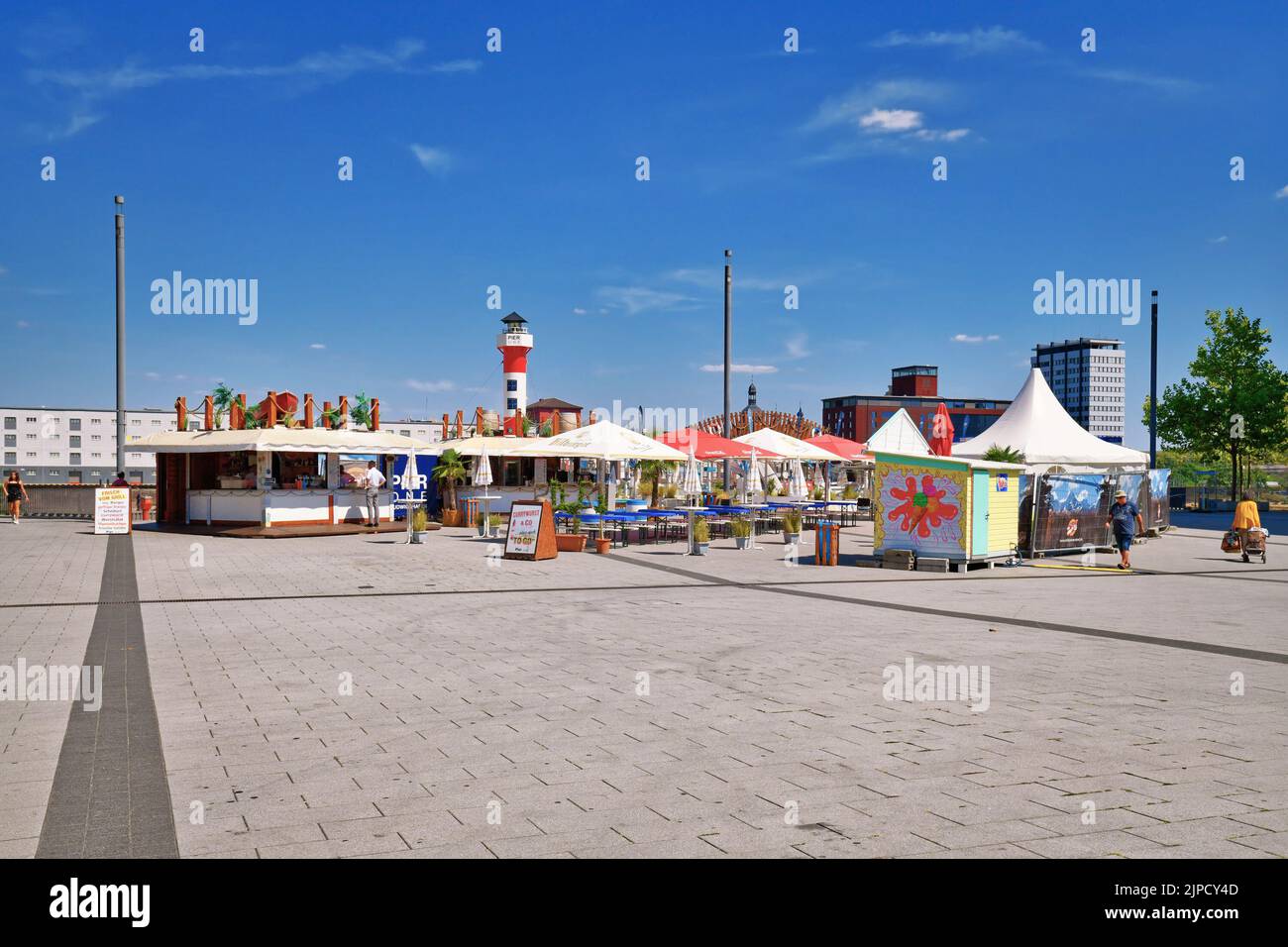 Ludwigshafen am Rhein, Allemagne - août 2022: Stands de restauration vendant de la nourriture de rue à la promenade du Rhin Banque D'Images