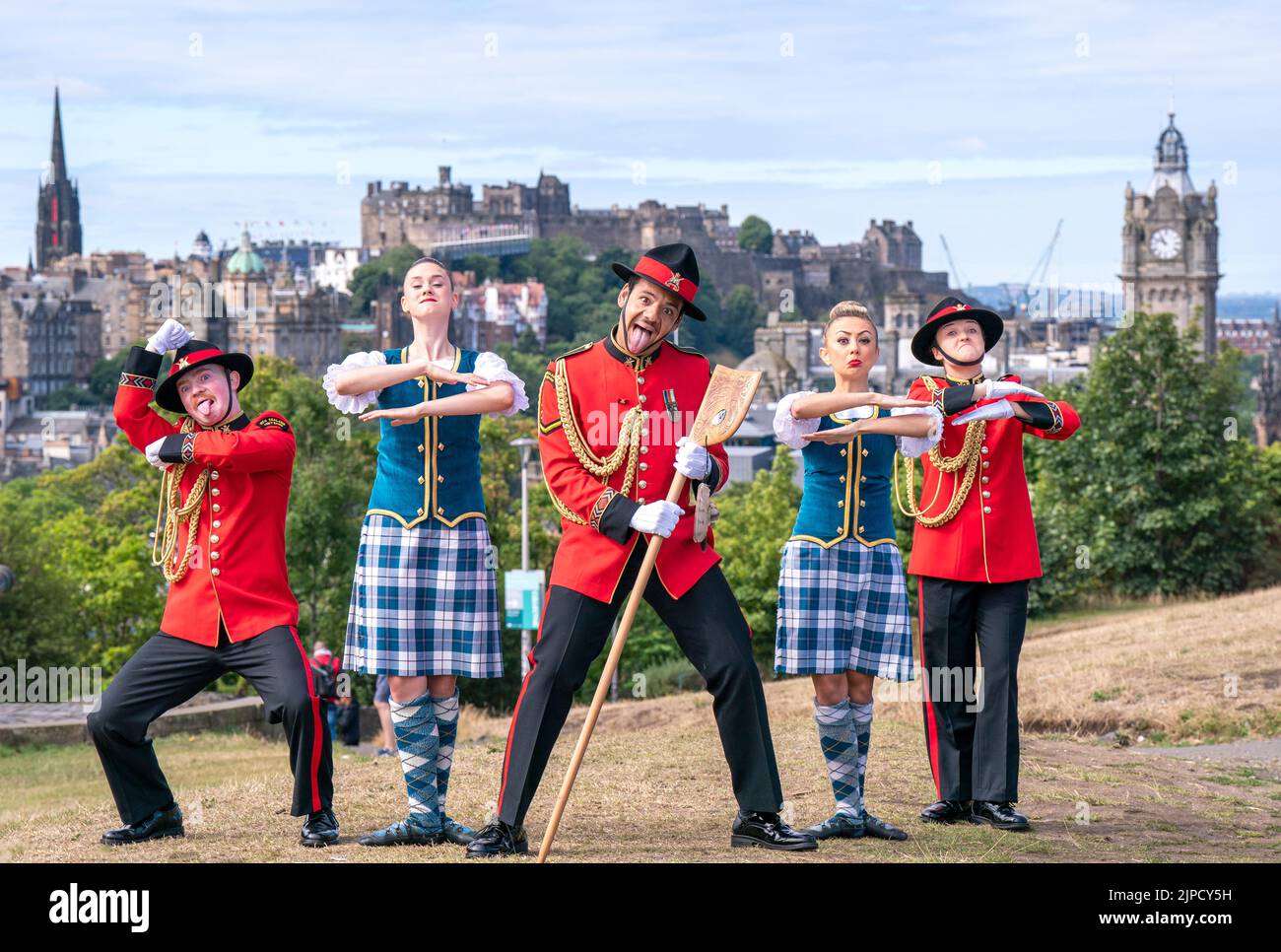 Les danseurs du Royal Edinburgh Military Tattoo et les membres de la bande de l'armée de Nouvelle-Zélande exécutent le Haka cérémonial alors qu'ils se sont réunis pour une répétition impromptue, réunissant les cultures maories et Highland sur la colline de Calton à Édimbourg. Date de la photo: Mercredi 17 août 2022. Banque D'Images