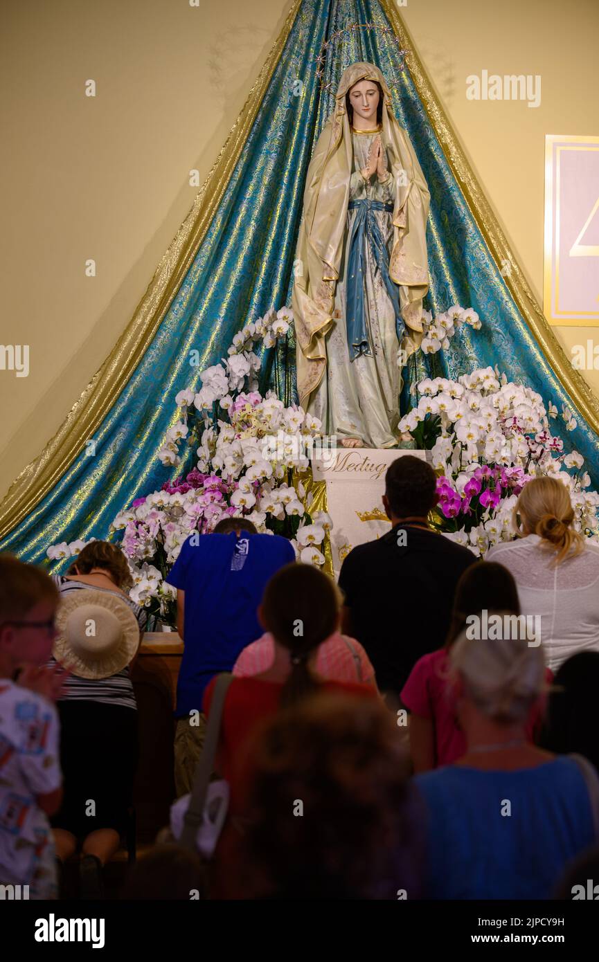 Statue de la Vierge Marie, Reine de la paix, dans l'église Saint-Jacques de Medjugorje, Bosnie-Herzégovine. Banque D'Images