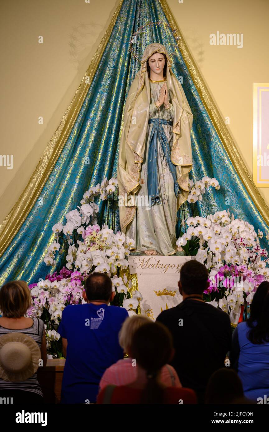 Statue de la Vierge Marie, Reine de la paix, dans l'église Saint-Jacques de Medjugorje, Bosnie-Herzégovine. Banque D'Images