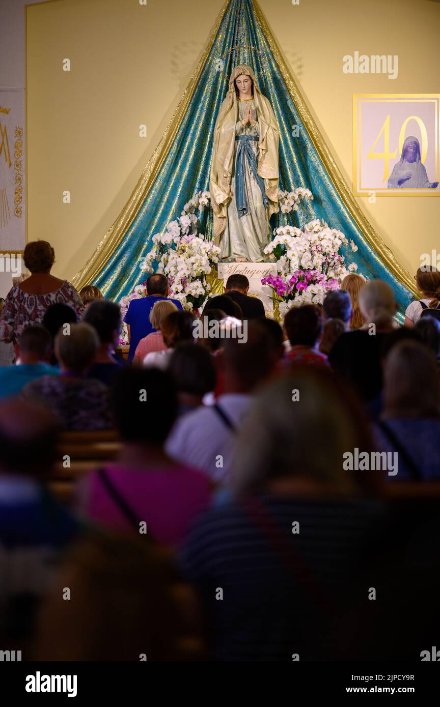 Statue de la Vierge Marie, Reine de la paix, dans l'église Saint-Jacques de Medjugorje, Bosnie-Herzégovine. Banque D'Images
