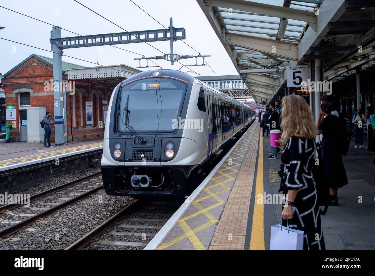 Slough, Berkshire, Royaume-Uni. 17th août 2022. Les personnes qui voyagent à bord d'un train Elizabeth Line à la gare de Slough jusqu'à London Paddington. Les conducteurs de train seront de nouveau en grève demain dans le cadre d'un conflit sur la paie et la fermeture prévue des bureaux de billetterie. Crédit : Maureen McLean/Alay Live News Banque D'Images