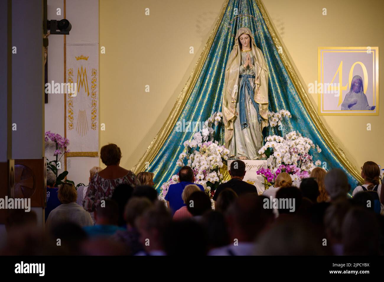 Statue de la Vierge Marie, Reine de la paix, dans l'église Saint-Jacques de Medjugorje, Bosnie-Herzégovine. Banque D'Images