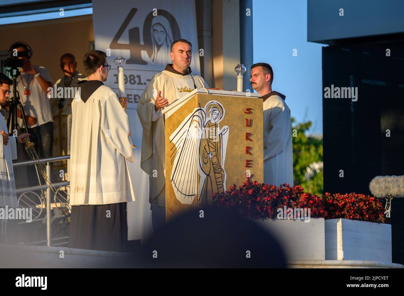 Le FR Marinko Šakota lisant l'Evangile pendant la Messe du soir pendant le Mladifest 2021 à Medjugorje. Banque D'Images